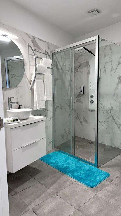 Luxury Apartment *